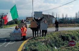 Strada pericolosa, troppi incidenti e rischi: clamorosa protesta dei residenti
