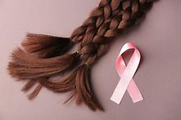Giornata contro il cancro: la 'Banca dei capelli' dona parrucche gratis