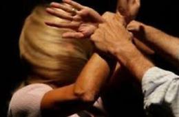 Calci e pugni alla ex, poi tenta di sferrarle una coltellata alla gola: stalker nei guai