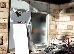Boato nella notte: banditi fanno saltare in aria un bancomat, ma il colpo non riesce