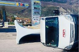 La bufera di vento spazza il Sorano: ribaltata anche una "vela" pubblicitaria