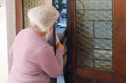 Vedova raggirata e derubata da 2 giovani: le portano via soldi e oro