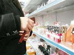 Furto in profumeria, due giovani romeni rubano cosmetici: arrestati