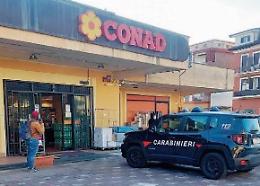 Rapina lampo al Conad, caccia serrata al bandito: c'è una pista