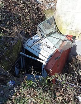 Finisce con il camion nel fossato: paura per un uomo, elitrasportato