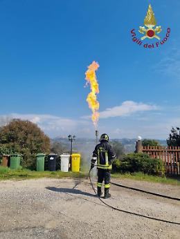 Auto a fuoco, le fiamme avvolgono anche un bombolone del gas: pompieri in azione