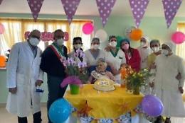 Angela spegne 102 candeline: una festa piena di amore per la dolce nonnina