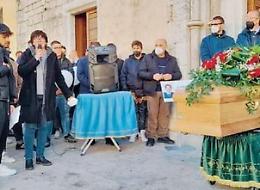 Trovata senza vita in casa: palloncini e lacrime per l'addio a Carla Martina