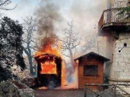 Chiosco in fiamme a Castel Sindici, allarme nel parco