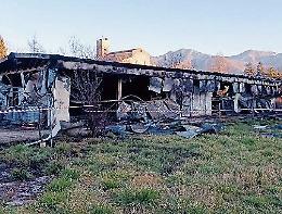 Incendio in un capannone: in poco tempo le fiamme divorano la struttura