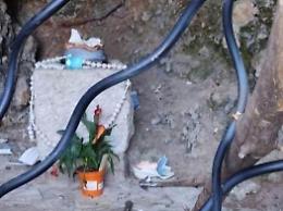 Vandali in azione: distrutta statua della Madonnina, dura condanna dei cittadini