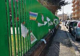 I bambini 'colorano' il cancello, gli incivili strappano i disegni: l'amara sorpresa