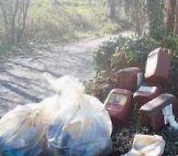 Bunker sepolto da rifiuti e arbusti, volontari in campo senza sosta