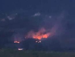 Rogo vicino il lago, la terra brucia in due punti diversi: pompieri in azione