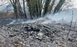 Ancora rifiuti dati alle fiamme. Spegnimento difficile per il forte vento