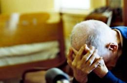 Calci e pugni contro il padre: figlio violento finisce nei guai