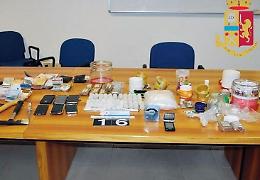 Stretta di mano...'galeotta': pusher beccato in flagrante. Ingente sequestro di droga