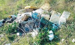 Abbandono selvaggio di rifiuti: cittadini sulle barricate per lo scempio