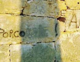Vandali scatenati, scritte e bestemmie cubitali sulle mura poligonali