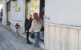 Pitbull semina il panico in un negozio: la proprietaria rischia di essere azzannata