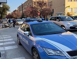 Schianto auto - scooter, giovane sbalzato sull'asfalto: corsa in ospedale