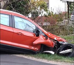 Perde il controllo dell'auto e investe due donne, una è grave: elitrasportata