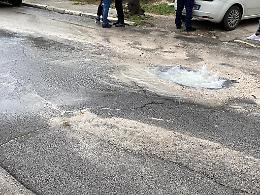 Auto finisce in una voragine: acqua, spavento e caos in strada