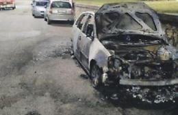 Schiamazzi, una donna li denuncia e loro le fanno bruciare l'auto: fidanzati dal giudice