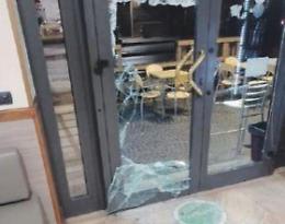 Blitz notturno al Bar Roma: i malviventi distruggono la vetrata e rubano l'incasso