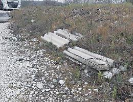 Buche, dislivelli e rifiuti: strade impraticabili. I cittadini protestano