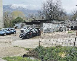 Demolite le stalle abusive dei De Silvio: forze dell'ordine in azione
