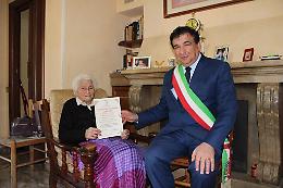 Nonna Ersilia spegne 100 candeline: una festa d'amore e gioia in fascia tricolore