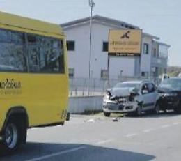 Schianto tra due auto e uno scuolabus, bambini miracolati. Ma tanta paura