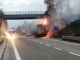 Paura in superstrada: mezzo in fiamme sulla Avezzano - Sora. Soccorsi sul posto