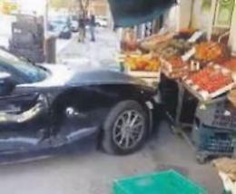 Auto sbanda e finisce sui banchi di frutta e verdura: panico all'incrocio