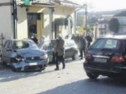 Auto investe e ferisce una donna, poi la carambola con altre due vetture