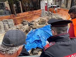 Ordigno bellico scoperto in pieno centro: artificieri in azione