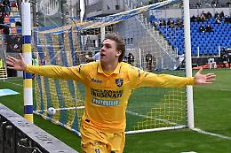Il Frosinone rimonta e vince con la Cremonese