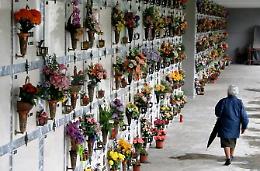 Ladri di fiori al cimitero, segnalati numerosi episodi: sdegno e condanna