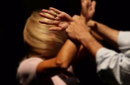 Botte all'ex anche durante la gravidanza e davanti la figlia: 32enne a processo