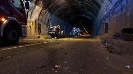 Paura in galleria: quattro auto coinvolte in un incidente, una si ribalta