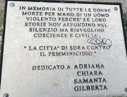 Vittime di violenza e del covid, oltraggiate le lapidi: sdegno per lo spregevole gesto