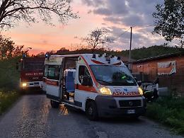 Esce fuori  strada con l'auto: paura per un anziano intrappolato tra le lamiere