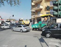 Nuovo asfalto, file e polemiche. Retrosi: «Non è uno spot elettorale»