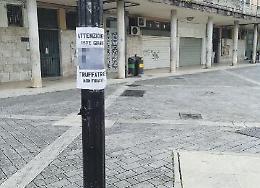 Decine di volantini tappezzano la città: truffa, scherzo o vendetta?