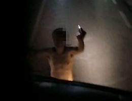 In mutande sulla Casilina semina il panico: caos tra auto bloccate e un parabrezza rotto