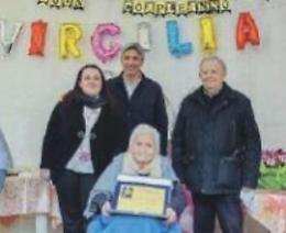 Nonna Virgilia compie 100 anni: una festa d'amore per il pilastro di memoria e grinta