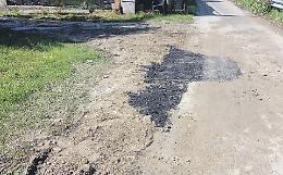 Strade colabrodo e abitazioni senza acqua, è allarme: residenti sulle barricate