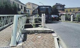 Il ponte è troppo stretto. I residenti lamentano le promesse disattese di tre comuni