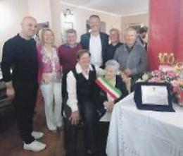 Nonna Giulia compie 100 anni: l'intera comunità in festa per il meraviglioso traguardo